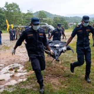 Alluvione in Nepal, oltre 600 morti e 2.500 dispersi: il fango complica i soccorsi