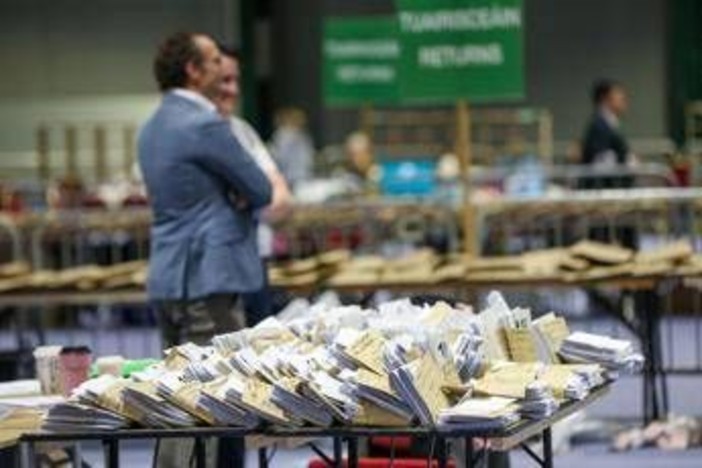 Elezioni Irlanda, vittoria netta per indipendente di sinistra Connolly alle presidenziali Elezioni Irlanda, vittoria netta per indipendente di sinistra Connolly alle presidenziali