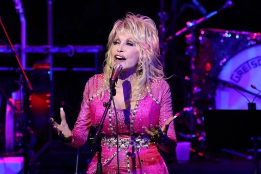 Lutto nella musica, morta a 80 anni la cantante country Dolly Parton