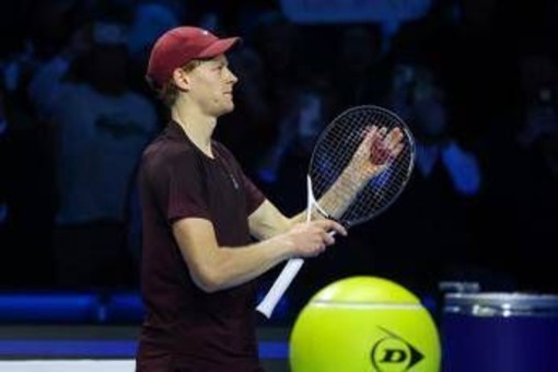 Atp Finals, Sinner serve troppo forte e... rompe la racchetta contro Shelton