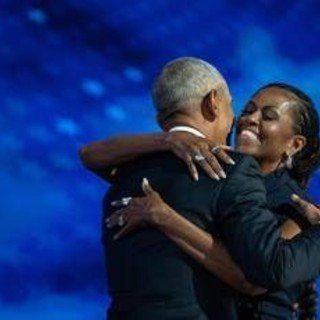 Barack Obama compie 64 anni, Michelle: &quot;Sei ancora il più figo che conosco&quot;