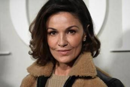 Morta a 57 anni l'attrice Nadia Fares: era stata trovata priva di sensi in piscina a Parigi