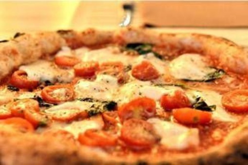Pizza e bibita sempre più care, ecco la classifica delle 30 città più costose