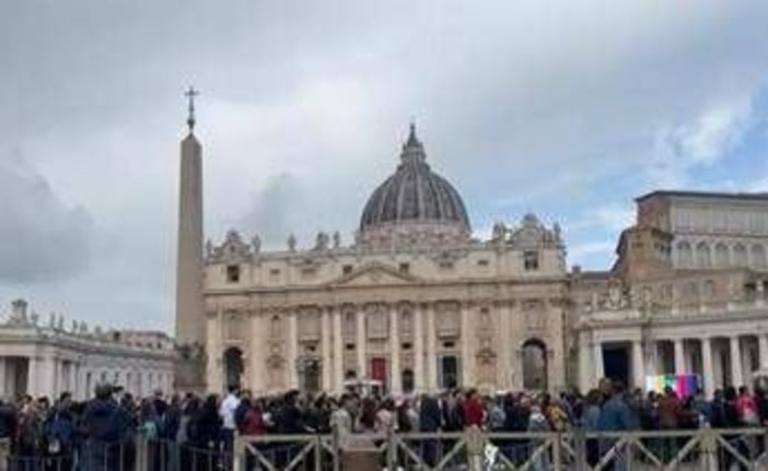 Papa Francesco, riaperta San Pietro: già oltre 128mila persone per l'omaggio - Diretta