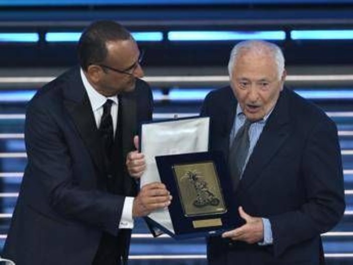 Sanremo, Mogol riparte su elicottero vigili del fuoco: è polemica. Lui: "Viaggio è andato benissimo"