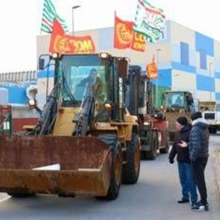 Genova, lavoratori ex Ilva bloccano strada con i mezzi da cantiere: &quot;Mille posti a rischio&quot;