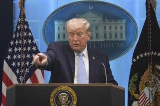 "Chi parla di armi con la stampa?", Trump usa la macchina della verità: test tra i militari "Chi parla di armi con la stampa?", Trump usa la macchina della verità: test tra i militari