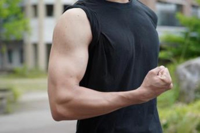 Muscoli forti anche invecchiando? Si può, ecco come avere l'effetto Braccio di ferro Muscoli forti anche invecchiando? Si può, ecco come avere l'effetto Braccio di ferro