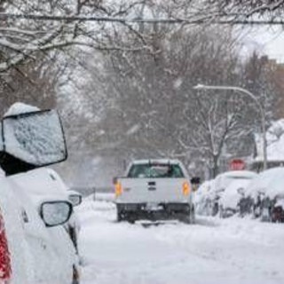 Camionista ignora segnali, segue Gps e rimane bloccato nella neve: niente cenone di Natale