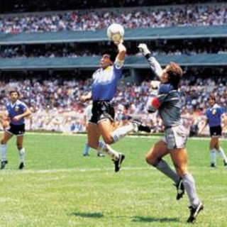 Maradona e il pallone de 'la mano de Dios', il cimelio venduto per 2,5 milioni Maradona e il pallone de 'la mano de Dios', il cimelio venduto per 2,5 milioni