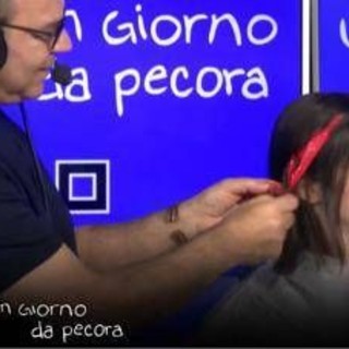 Schlein si tinge ciocca rossa per scommessa: &quot;Un po' alla Mirko dei Bee Hive&quot;