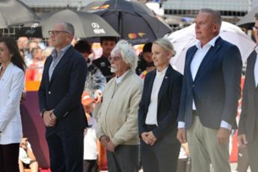 Ecclestone torna sul podio, premia Russell con la medaglia del presidente Fia