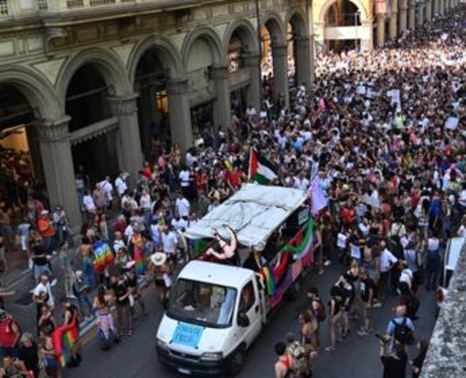Pride Bologna, media Tel Aviv: "Israeliani spintonati, anche donna incinta"