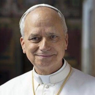 Leone XIV, ecco la foto ufficiale con l'abito bianco e la croce pettorale dorata - Foto