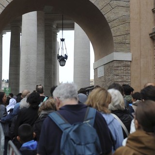 Fila di fedeli per rendere omaggio alla tomba di Papa Francesco