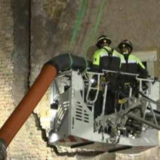 Torre dei Conti, parla l'operaio scampato al crollo: &quot;Ho avuto paura, ora aspetto che salvino il mio collega&quot;