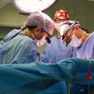 Trapianti, papà dona 2 organi alla figlia. L'ansia e poi la gioia: "Posso tenerla in braccio?"