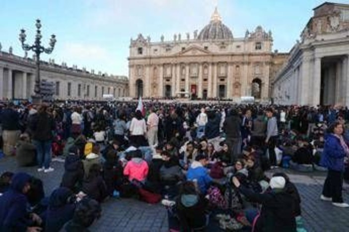 Funerali Papa Francesco, già migliaia a San Pietro per l'addio - Diretta