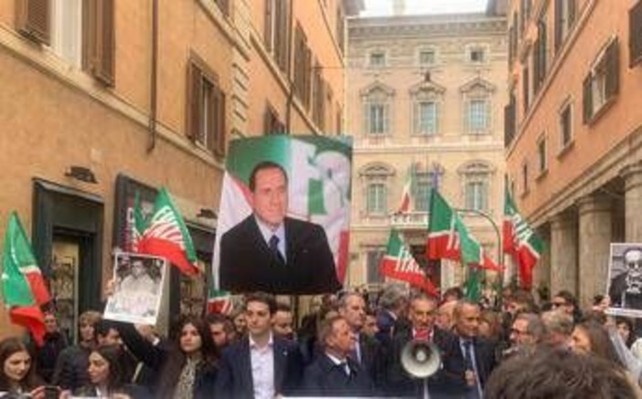 Riforma della giustizia, Forza Italia festeggia in piazza con maxi foto di Berlusconi: "Vittoria storica" Riforma della giustizia, Forza Italia festeggia in piazza con maxi foto di Berlusconi: "Vittoria storica"