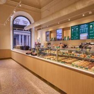 Starbucks taglia quota 9 a Roma con l'apertura del nuovo store di Corso Vittorio