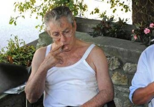 Bossi, la canottiera che cambiò la politica: l’estate 1994 del leader della Lega in Sardegna