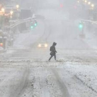 Tempesta di neve a New York, record storico dal 1963: oltre 40 milioni di persone in allerta Tempesta di neve a New York, record storico dal 1963: oltre 40 milioni di persone in allerta