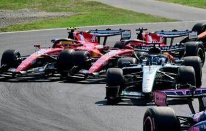 Gp Monza, scintille alla partenza: contatto Leclerc-Hamilton, poi Charles finisce a muro Gp Monza, scintille alla partenza: contatto Leclerc-Hamilton, poi Charles finisce a muro