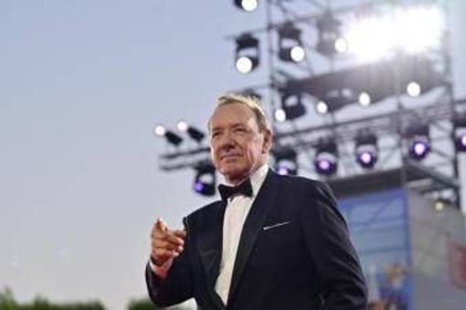 Mostra del Cinema, il ritorno di Kevin Spacey sul red carpet: &quot;Amo Venezia&quot;