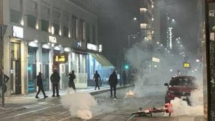 Milano, scontri e saccheggi. L'identikit dei violenti: giovanissimi, italiani e stranieri