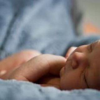 Nascite ancora in calo e fecondità ai minimi storici in Italia, il report Istat