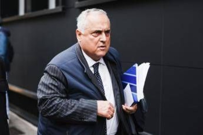 Lotito, la telefonata 'rubata' e la nota: "Lazio ha fiducia in Sarri" Lotito, la telefonata 'rubata' e la nota: "Lazio ha fiducia in Sarri"