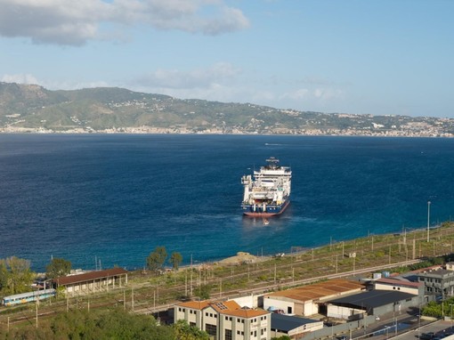 Terna,al via la posa dei cavi sottomarini dell’elettrodotto tra Calabria e Sicilia