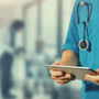 Rivela informazioni riservate, ma al telefono non c'è il paziente: medico nei guai