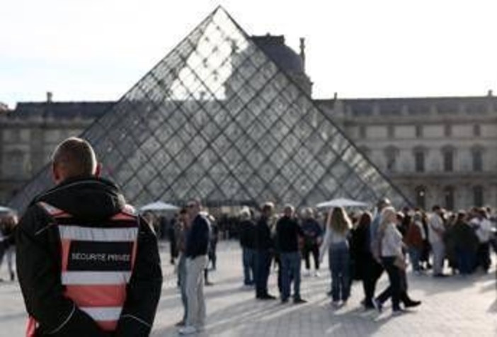 Furto al Louvre, media: "Arrestato terzo sospetto" Furto al Louvre, media: "Arrestato terzo sospetto"