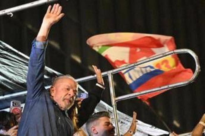 Brasile, Lula rieletto presidente: Bolsonaro chiede l’annullamento. Trump contesta il voto: "Hanno usato manuale Biden"