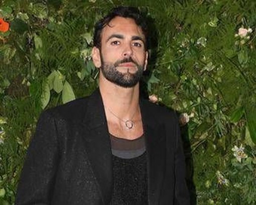 Mengoni versione Grinch, la confessione sui social: "Mi fa schifo il Natale"