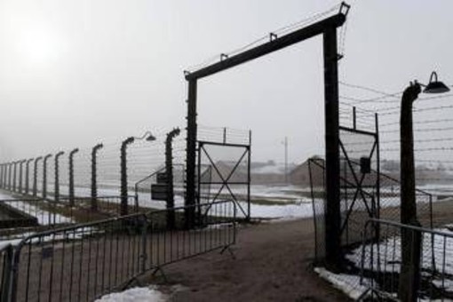 Giorno della Memoria, Meloni: "Pagina buia, condanniamo complicità del regime fascista" Giorno della Memoria, Meloni: "Pagina buia, condanniamo complicità del regime fascista"