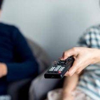 Ascolti tv, Montalbano su Rai1 vince col 18,6%. L'access prime time è di Scotti Ascolti tv, Montalbano su Rai1 vince col 18,6%. L'access prime time è di Scotti