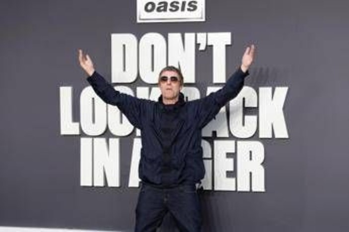 Oasis a Roma, Liam Gallagher scatenato sui social: le risposte (surreali) ai fan