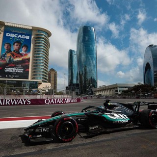 Russell in pole davanti a Leclerc a Baku, Antonelli out in qualifica