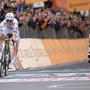 Pogacar cade e trionfa, sua per la prima volta la Milano-Sanremo