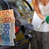 Caro carburanti, Cgia: "Nonostante price cap famiglie e imprese a ottobre spenderanno 1,1 miliardi di euro in più" Caro carburanti, Cgia: "Nonostante price cap famiglie e imprese a ottobre spenderanno 1,1 miliardi di euro in più"