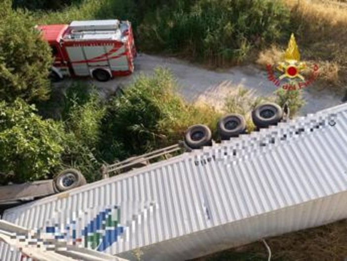 Matera, tir sfonda le barriere e precipita da cavalcavia: morto camionista 50enne