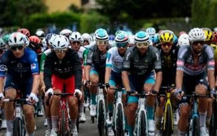 Giro d'Italia, a Groves la sesta tappa. Pedersen resta in maglia rosa