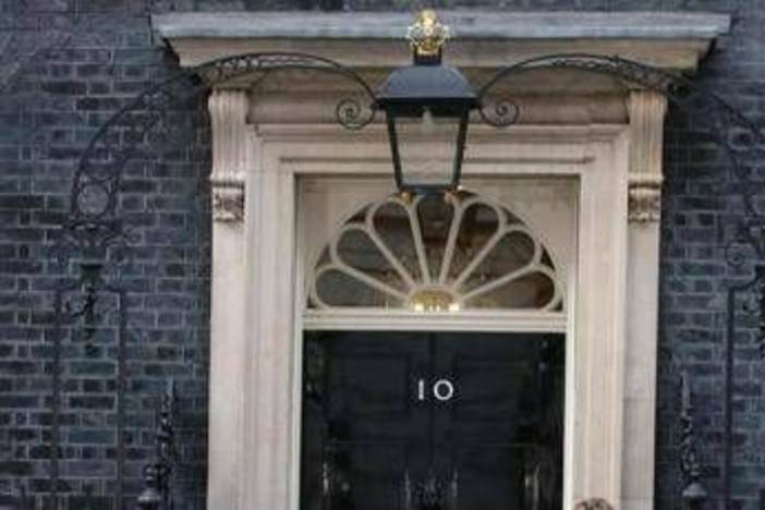 Caso Epstein, nuovo colpo per il premier Starmer: si dimette direttore Comunicazioni Downing Street