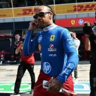 Hamilton, da una Rossa... all'altra per il Gp di Monza: Lewis arriva all'Autodromo in Ducati
