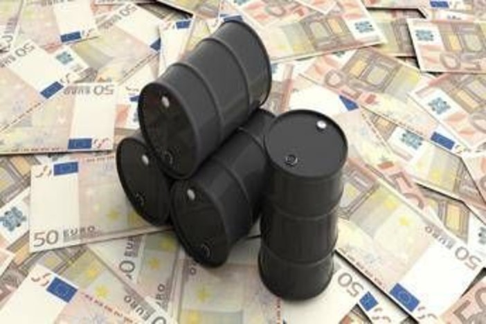 Prezzi petrolio in calo, Brent e WTI scendono: quanto costano benzina e diesel oggi
