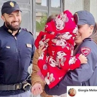 Poliziotti scortano papà che porta figlia in ospedale. Meloni: &quot;Eroi!&quot;