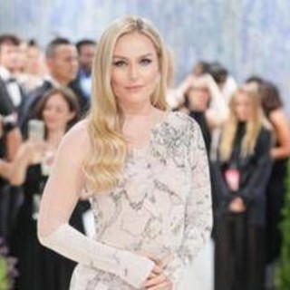 Lindsey Vonn, al Met Gala prima uscita senza stampelle dopo infortunio: "Grata di essere qui"