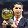 Cristiano Ronaldo batte Messi, è suo il Pallone d'Oro di tutti i tempi. Poi sui social: "Il calcio è dei tifosi!"